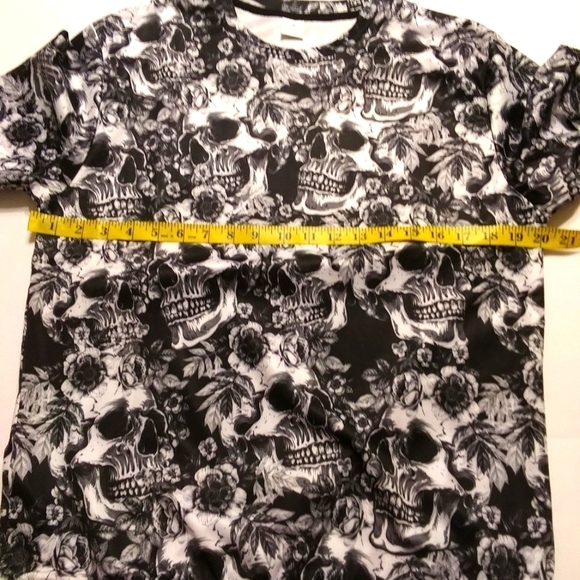 NWOT Skull Shirt Size Small - Picture 5 of 8